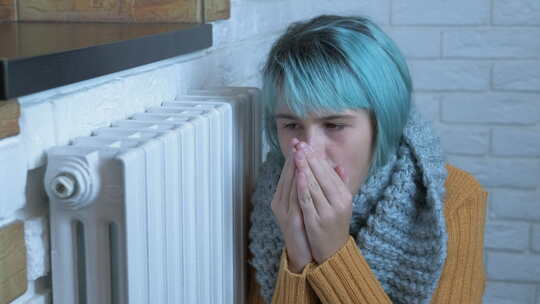 青少年在围巾在寒冷的房间室内视频素材模板下载