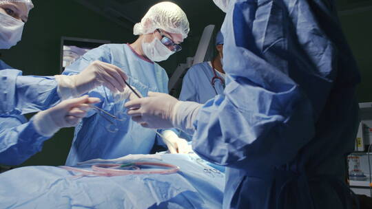 外科医生在为病人做手术视频素材模板下载