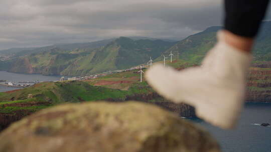 旅行相机特写白色登山鞋跟随旅行或冒险的女