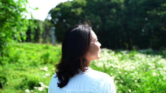 美女漫步草地沐浴阳光慢镜头特写