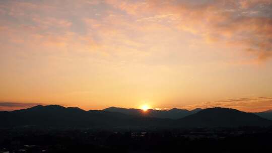 远山日落延时黄昏夕阳山峰阳光森林太阳下山