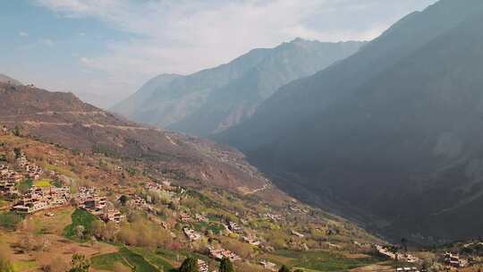 日出山坡上的村寨