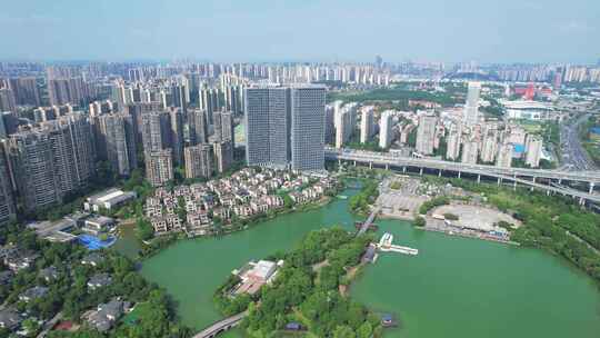 中国长沙市月湖公园周边高层住宅和别墅