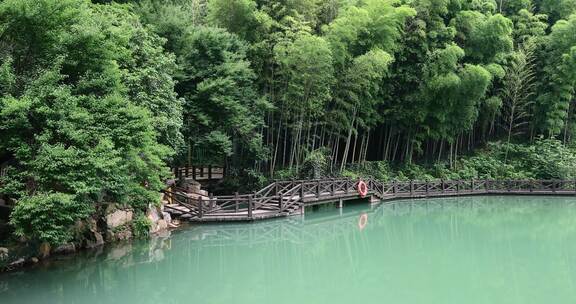 美丽的湖水绿色森林景观 常熟虞山宝岩景区