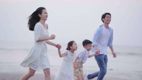 一家人幸福的海边散步