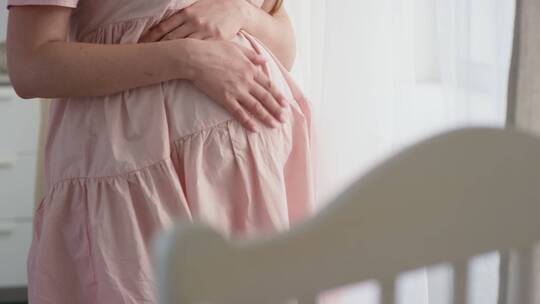 孕妇用手抚摸腹部视频素材模板下载