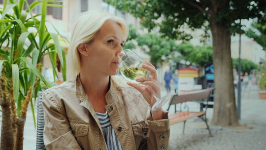 女人在户外喝香槟视频素材模板下载