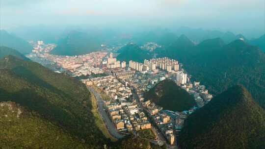 城市与山峦航拍全景