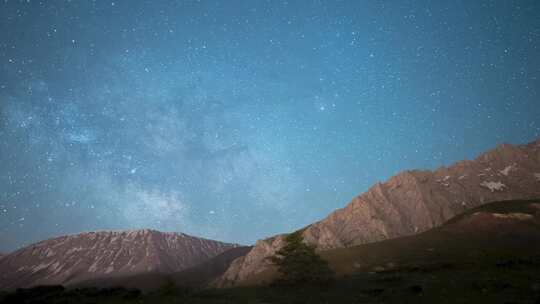 山峰上空的流星