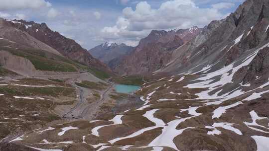 航拍新疆独库公路哈希勒根垭口风景