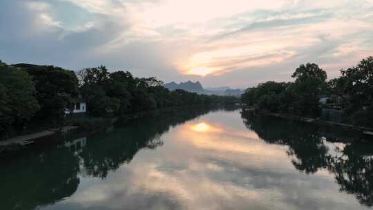 夕阳下静静流淌的小河和两岸的村庄