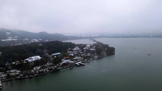 航拍雪中杭州西湖-孤山公园