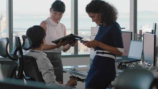 办公室职员交流工作场景