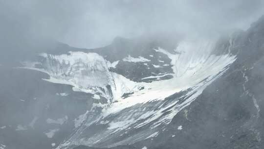 航拍四川阿坝松潘岷山山脉四根香峰雪山风光