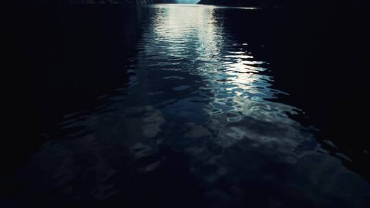 阳光透射到水面的镜头