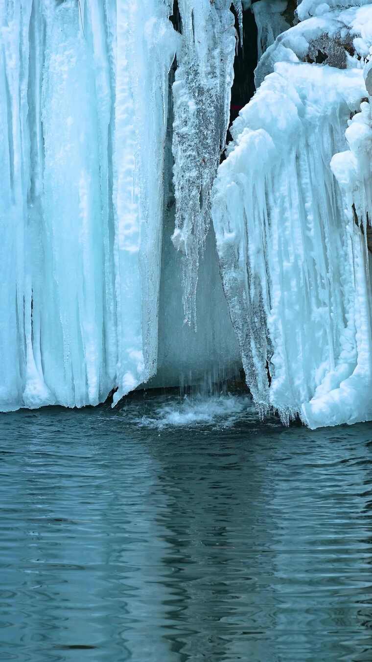 冬季湖面瀑布结冰与泉水