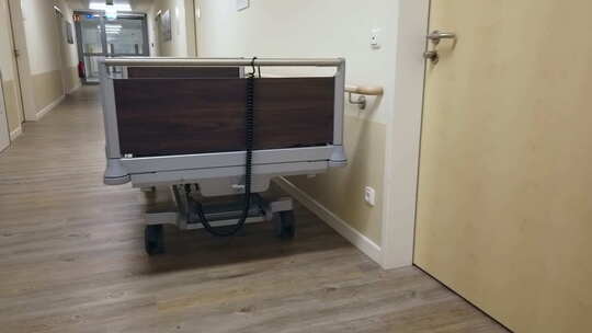 空旷走廊内的病床