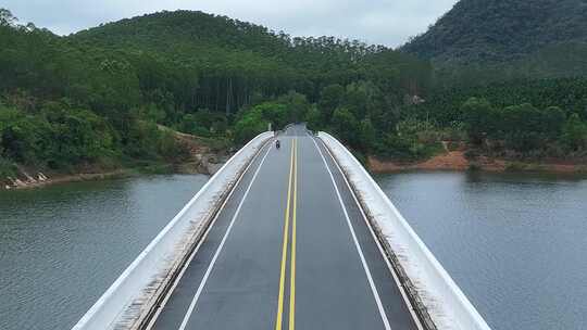 水上桥梁全景