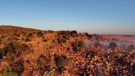 非洲当地社区成员协助平息农村地区的野火事