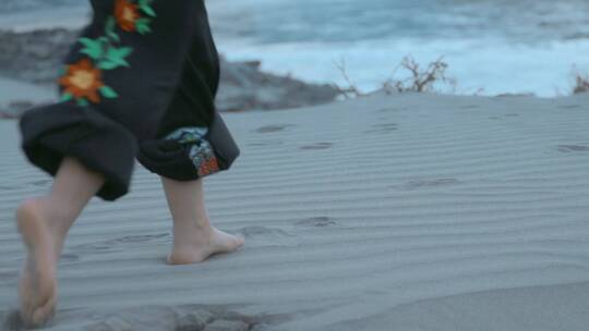 沙滩升格视频江河边沙滩赤脚跑过情侣