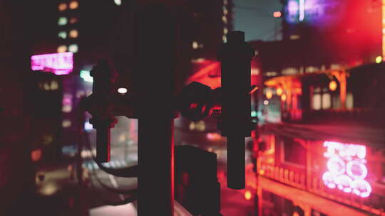 霓虹灯照亮亚洲城市街道