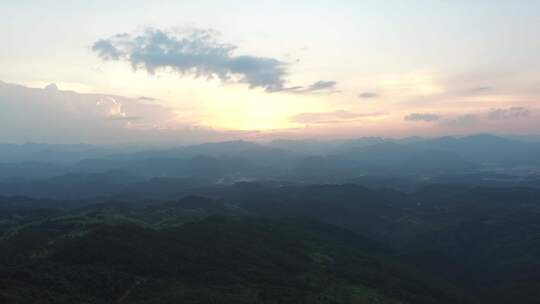 大山里太阳升起 自然风光