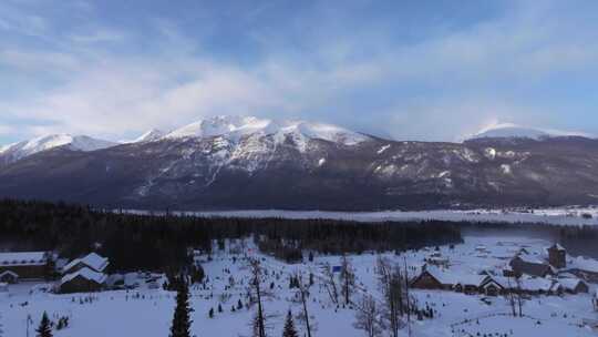 航拍新疆冬季喀纳斯河流晨雾雪山森林雪景