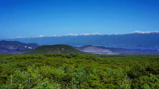 雪山下的腾冲火山森林