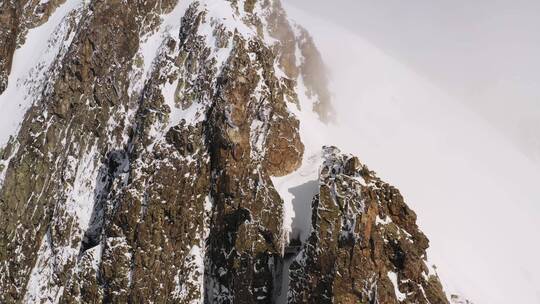 雄伟壮丽不可攀越的山峰雪景延时实拍素材