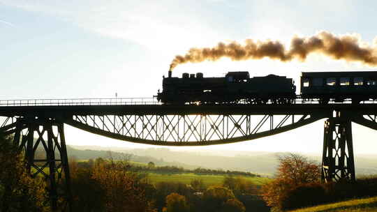 时代的蒸汽火车穿行过视频素材模板下载