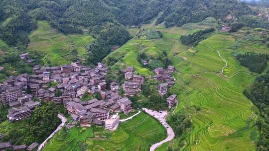 山间梯田风光与古朴村落的自然景象