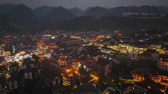 中国贵州省遵义市仁怀茅台镇夜幕降临时风景