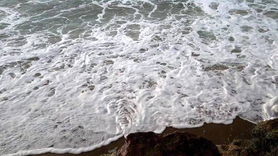 海浪冲击着岸边的岩石视频素材模板下载