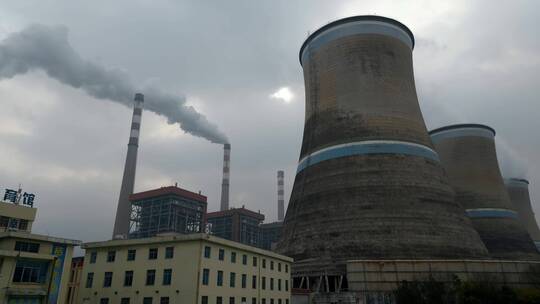 云南旅游宣威火力发电厂大烟囱空气污染雾霾