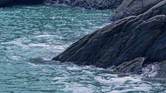 海浪拍打礁石海滩