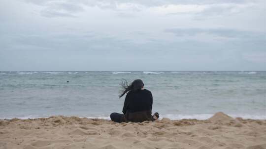 一个患有精神疾病的女人在海滩上寻求安慰—