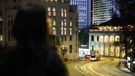 女性青年站在公路天桥上看夜景人物背影车流