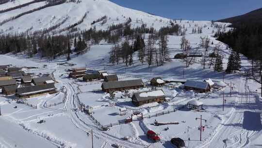 航拍新疆冬季喀纳斯河流晨雾雪山森林雪景