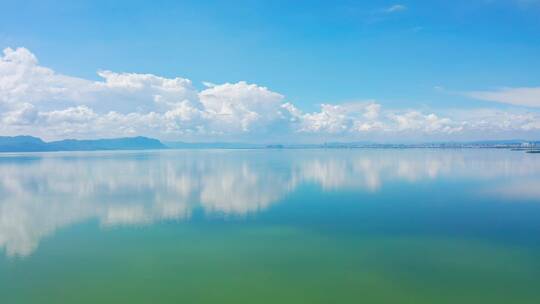蓝天白云下的湖泊倒影航拍