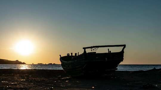 渔船破旧海滩日落夕阳