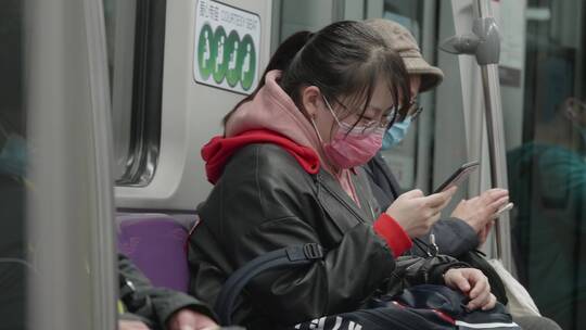 戴口罩坐地铁玩手机