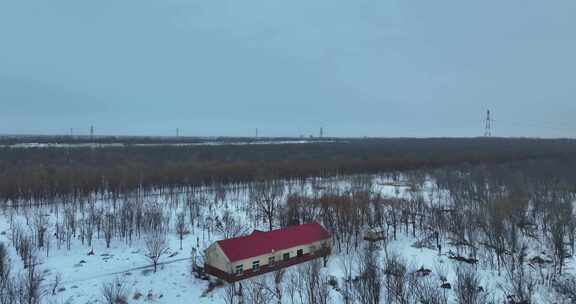 雪地红顶小屋鸟瞰全景