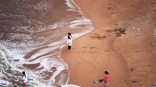 一群孩子在海边沙滩玩耍