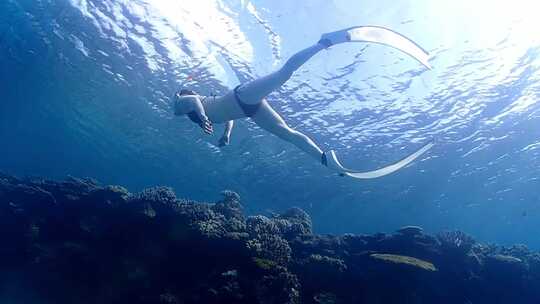 比基尼美女潜水玩乐自然阳光照射海底美景