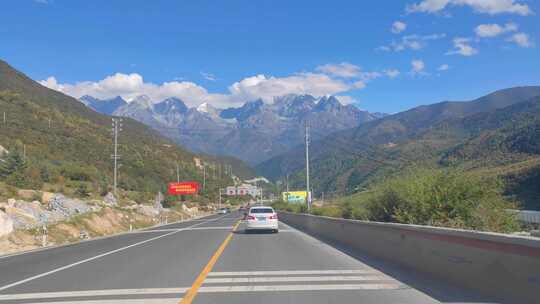 自驾游川藏线318国道折多山雪山公路风光视频素材模板下载