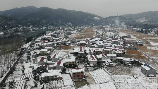 航拍美丽乡村田园冬天雪景