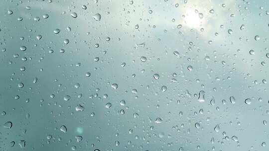 玻璃上的水珠太阳雨水滴滑落