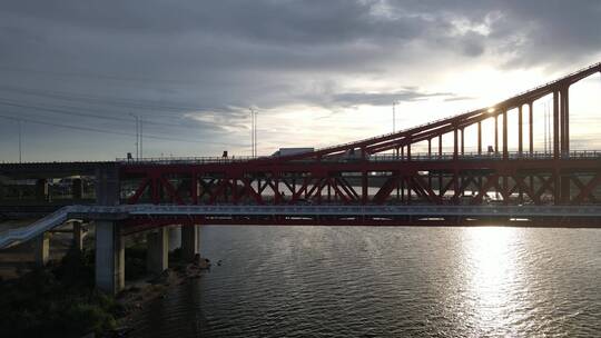 夕阳下的悬索桥