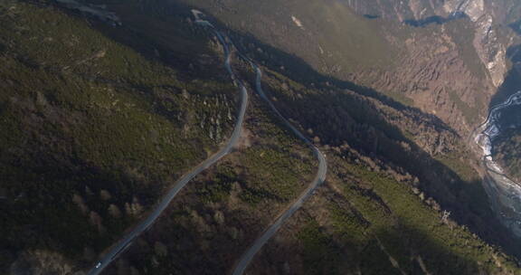 四川阿坝汽车行驶在大山里的盘山公路