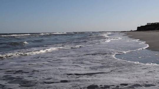 海浪冲击着空旷的海滩